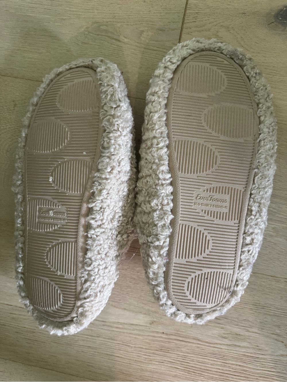 dearfoams Cozy Bouclé Slippers in Cream - Picture 2 of 4